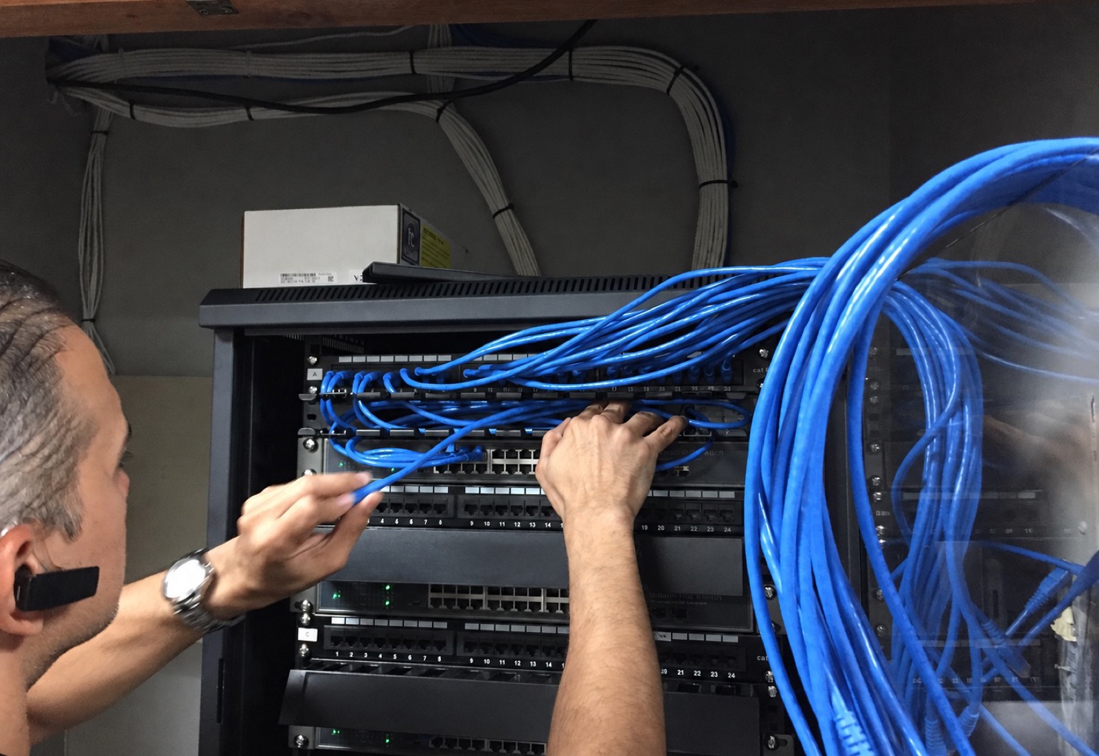 Mor@tek technician organizing network cabling